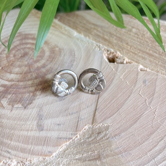 Jewelry - ☀️sold nfs☀️claddagh sterling earrings